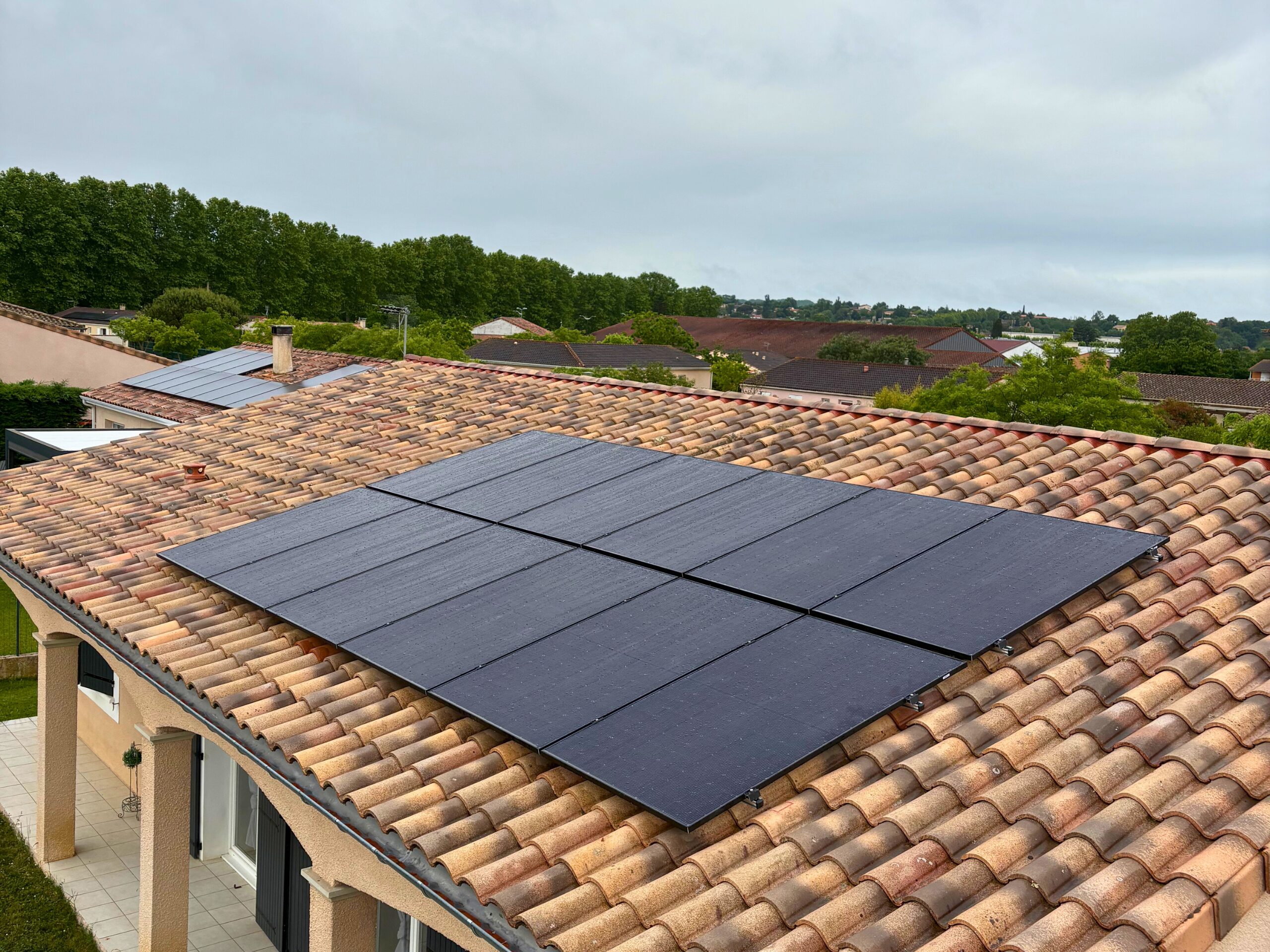 d&eacute;couvrez les aides disponibles en 2025 pour l'installation de panneaux solaires. profitez d'un soutien financier et de subventions pour rendre votre transition &eacute;nerg&eacute;tique plus abordable et durable.