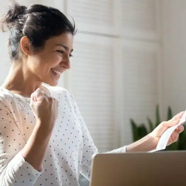 d&eacute;couvrez les aides et subventions disponibles en 2025 pour l'installation de panneaux solaires. optimisez votre transition &eacute;nerg&eacute;tique et r&eacute;duisez vos factures gr&acirc;ce aux dispositifs mis en place pour encourager l'&eacute;nergie renouvelable.