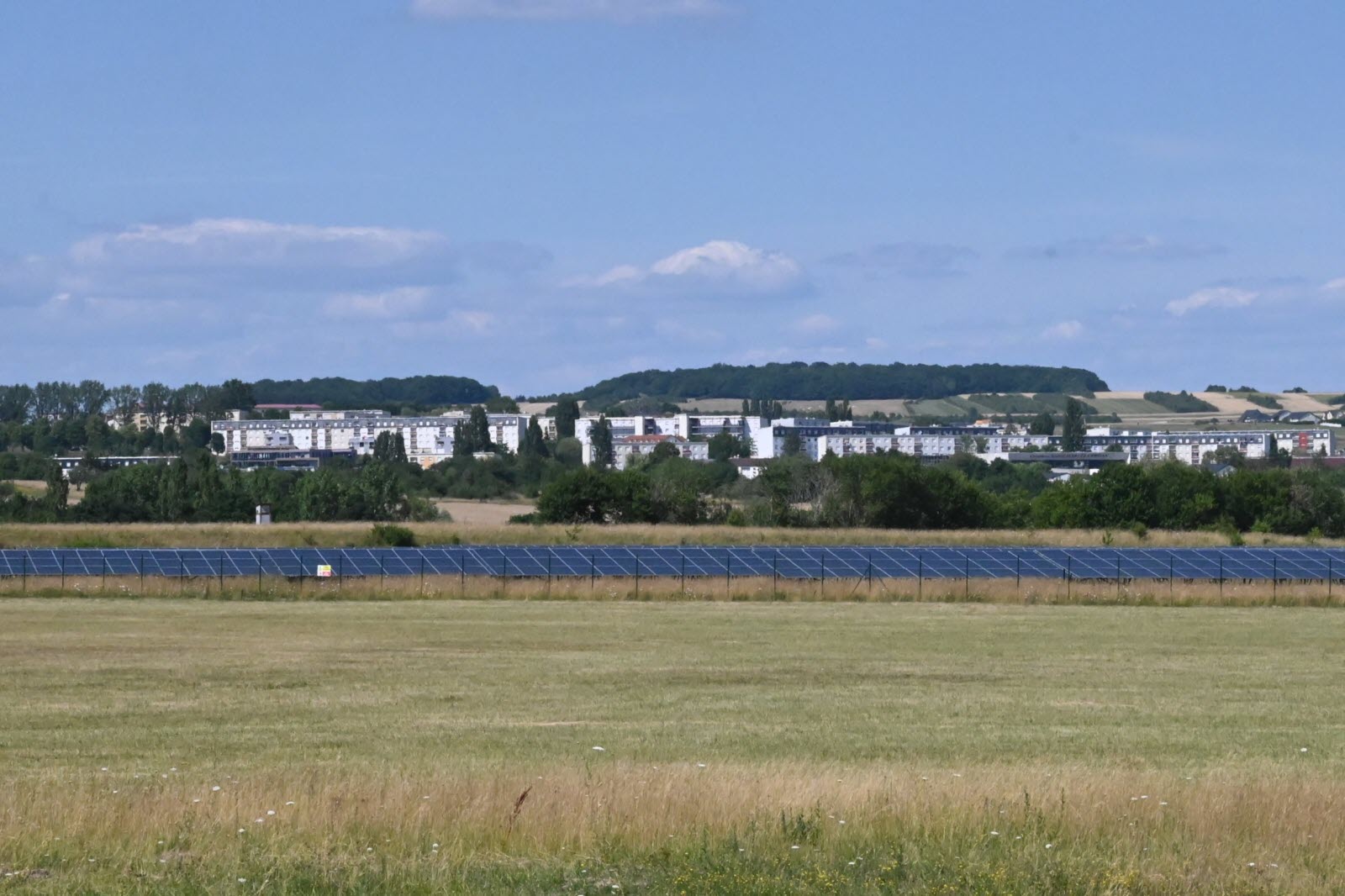 découvrez la centrale photovoltaïque de farébersviller, un projet innovant qui utilise l'énergie solaire pour produire une électricité propre et durable. engagée pour la transition énergétique, cette centrale contribue à réduire les émissions de co2 et à promouvoir les énergies renouvelables dans la région.