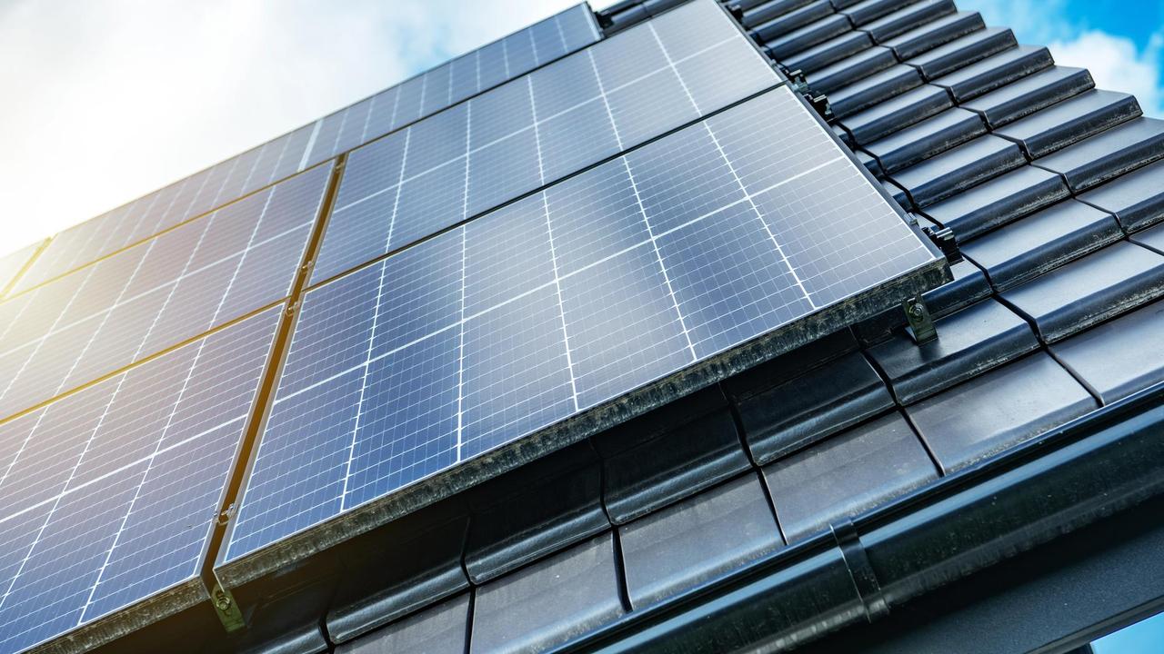 d&eacute;couvrez les co&ucirc;ts pr&eacute;vus pour l'installation de centrales photovolta&iuml;ques en 2025. analyse des tendances du march&eacute;, des technologies &eacute;mergentes et des subventions disponibles pour optimiser votre investissement dans l'&eacute;nergie solaire.