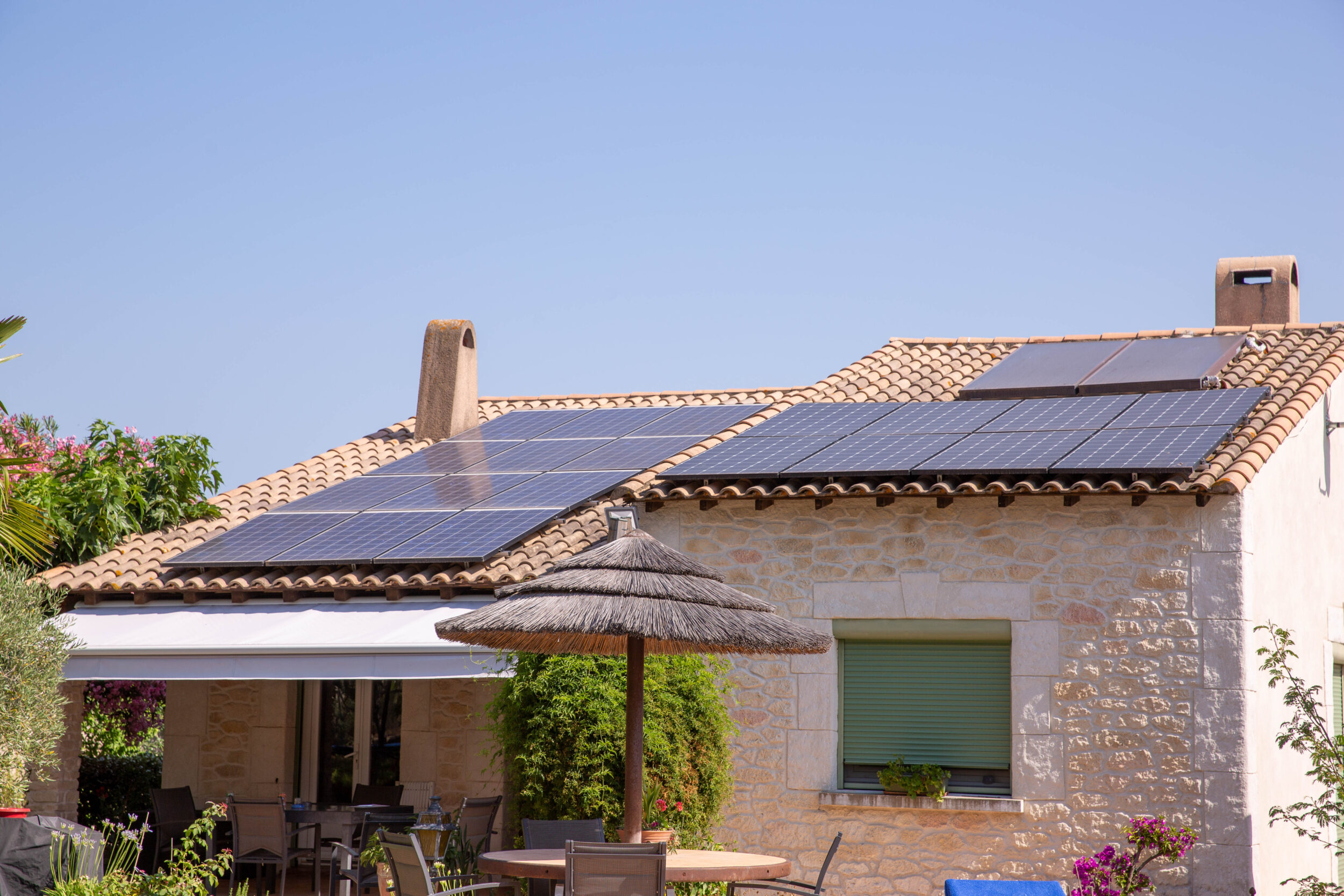 découvrez notre guide complet sur les panneaux photovoltaïques : comment fonctionne l'énergie solaire, les avantages, les installations, et les conseils pour choisir le meilleur système pour votre maison.