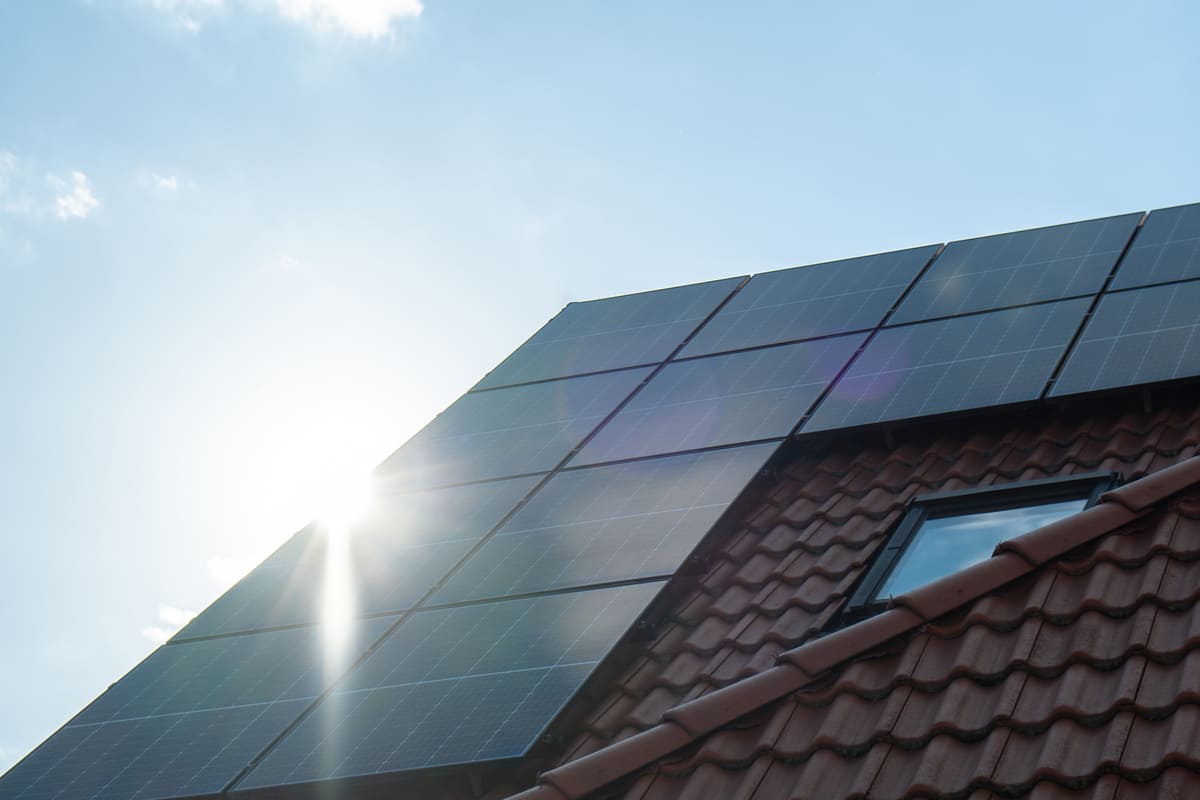 d&eacute;couvrez les tarifs d'installation de panneaux solaires et apprenez comment optimiser votre investissement &eacute;nerg&eacute;tique. nos experts vous guident sur le prix des &eacute;quipements et de la main-d'&oelig;uvre pour rendre votre transition vers l'&eacute;nergie solaire simple et abordable.