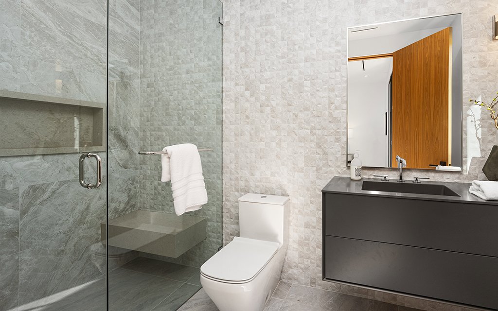 d&eacute;couvrez le co&ucirc;t moyen de r&eacute;novation d'une salle de bains au m&sup2; pour mieux planifier votre projet et ma&icirc;triser votre budget.